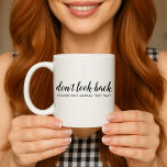 Mug Ne regarde pas en arrière | Citation positive mode<br><div class="desc">Simple et élégant "Ne regardez pas en arrière, vous n’allez pas de cette façon" conception personnalisée avec typographie de script moderne dans un style de design minimaliste inspiré par la positivité et l’avenir. Le texte peut facilement être customisé pour ajouter votre propre nom ou slogan personnalisé pour le cadeau parfait!...</div>