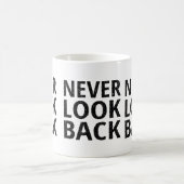 Mug Ne regardez jamais la typographie inspirée (Centre)