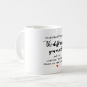 Mug Ne sous-estimez jamais la différence que vous avez (Devant gauche)