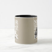 Mug Ne sous-estimez jamais le pouvoir d'une fille avec (Centre)