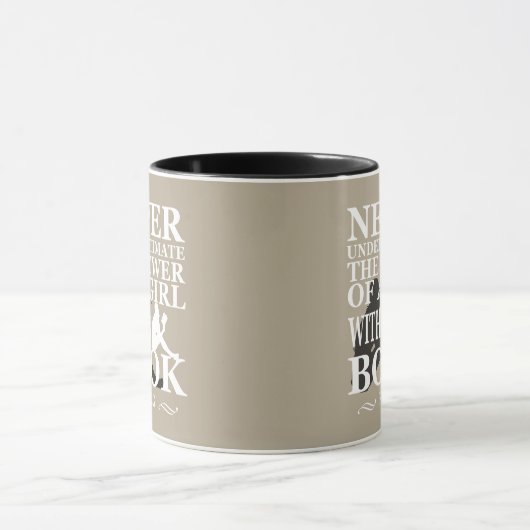 Mug Ne sous-estimez jamais le pouvoir d'une fille avec (Centre)
