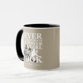 Mug Ne sous-estimez jamais le pouvoir d'une fille avec (Devant gauche)