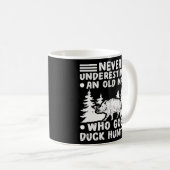 Mug Ne sous-estimez jamais les canards de chasse (Devant droit)
