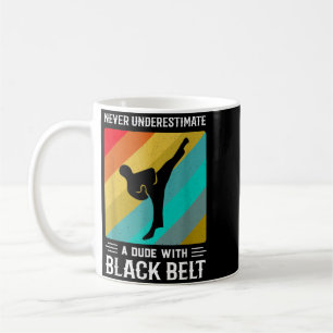Mug Ne sous-estimez jamais un artiste martial ceinture