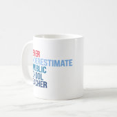 Mug Ne sous-estimez jamais un enseignant d'école publi (Devant gauche)