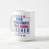 Mug Ne sous-estimez jamais un enseignant d'école publi (Devant gauche)