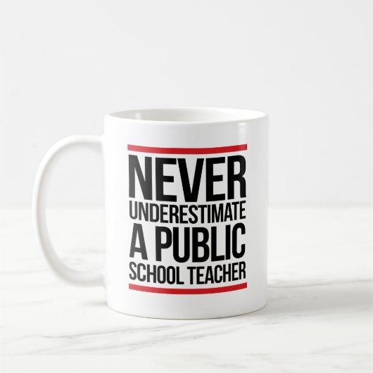 Mug Ne sous-estimez jamais un enseignant d'école publi (Gauche)
