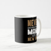 Mug Ne Sous-Estimez Jamais Un Homme Avec Un Nouveau Re (Devant droit)