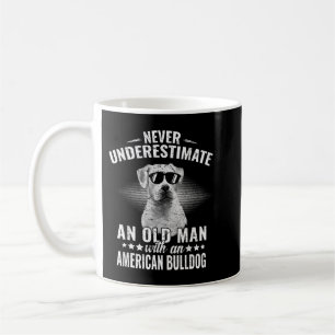 Mug Ne sous-estimez jamais un vieil homme au taureau a
