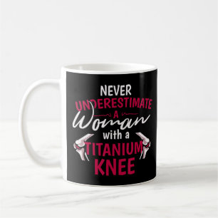Mug Ne Sous-Estimez Jamais Une Femme Avec Un Genou En 