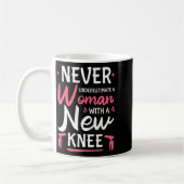 Mug Ne sous-estimez jamais une femme avec une nouvelle (Gauche)