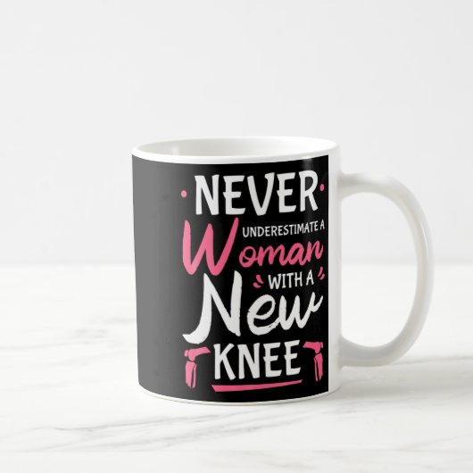 Mug Ne sous-estimez jamais une femme avec une nouvelle (Droite)