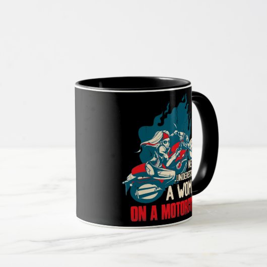 Mug Ne Sous-Estimez Jamais Une Femme En Moto (Devant droit)