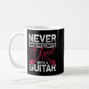 Mug Ne sous-estimez jamais une fille avec une guitare