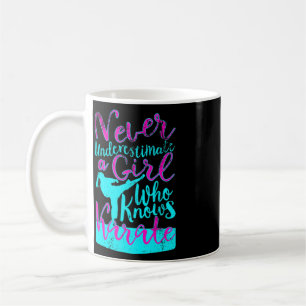 Mug Ne sous-estimez jamais une fille qui connaît la ci
