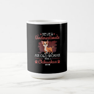 Mug Ne Sous-Estimez Jamais Une Vieille Femme Avec Un C