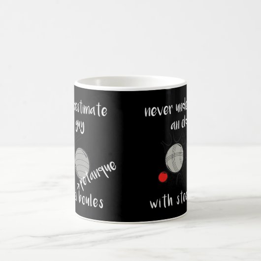Mug Ne Sous-Estimez Jamais Une Vielle Hippie Avec Un C (Centre)