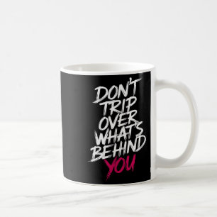 Mug Ne trébuchez pas sur ce qui est derrière vous cita
