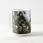 Mug Neige sur les branches À feuillage persistant (Devant gauche)