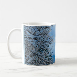 Mug Neige sur pins dans les montagnes rocheuses du Col