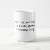 Mug N'essayez jamais d'enseigner à un cochon de chante (Centre)