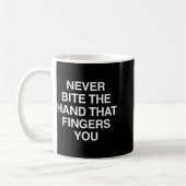 Mug Never Bite The Hand That Fingers You Funny Sarcasm (Gauche)