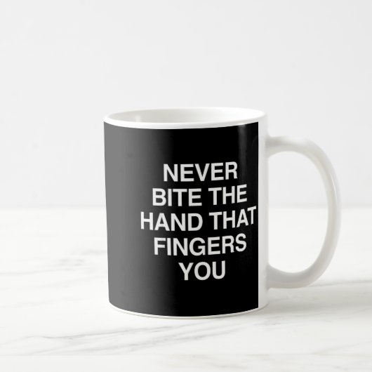 Mug Never Bite The Hand That Fingers You Funny Sarcasm (Droite)