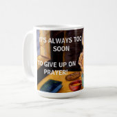MUG NEVER GIVE UP ON PRAYER  (Devant gauche)