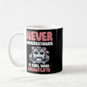 Mug Never Underestimate A Girl Who Weightlifts Weightl (Gauche)