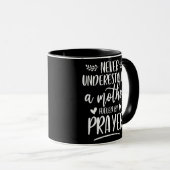 Mug Never Underestimate A Mother Fueled By Prayer (Devant droit)