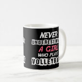 Mug Never Underestimate A Volley Girl (Devant droit)
