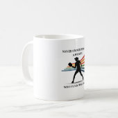 Mug Never underestimate a woman who play pickleball (Devant gauche)