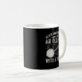Mug Never Underestimate an Old Man With a Banjo (Devant droit)