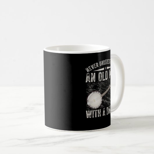 Mug Never Underestimate an Old Man With a Banjo (Devant droit)