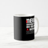 Mug Never Underestimate An Old Man With A Black Belt K (Devant droit)