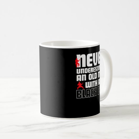 Mug Never Underestimate An Old Man With A Black Belt K (Devant droit)