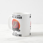Mug Never Underestimate An Old Woman Who Loves Roller (Devant gauche)