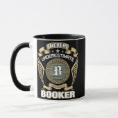 MUG NEVER_UNDERESTIMATE_POWER_OF_A_BOOKER (Gauche)