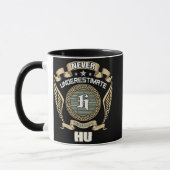 MUG NEVER_UNDERESTIMATE_POWER_OF_A_HU (Gauche)