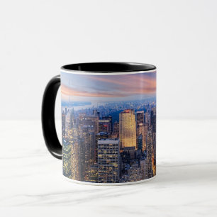 Mug New York City avec des lumières éclatantes la nuit