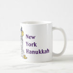 Mug New York Hanoukka Gelt NYC Skyscraper Holiday<br><div class="desc">Mug présente une illustration originale d'un repère classique de NYC "habillé" pour les vacances à Hanoukka. Cette illustration de Chanukah est également disponible sur d'autres produits. Ne vois-tu pas ce que tu cherches ? Vous avez besoin d'aide pour la personnalisation ? Contactez Rebecca pour avoir quelque chose conçu pour vous....</div>