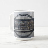 Mug Newcastle Quayside & le pont Tyne (Devant gauche)