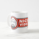 Mug Nick joue des jeux vidéo et boit du café (Devant gauche)