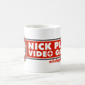 Mug Nick joue des jeux vidéo et boit du café (Centre)
