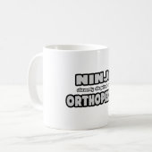 Mug Ninja Clairement déguisée En Orthopédiste (Devant gauche)
