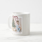 Mug Noël Classique Rayures Beige Ruban Rouge (Devant gauche)