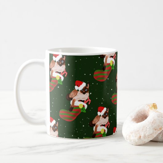 Mug Noël du chat siamois avec bas et chapeau de Père N (Avec donut)