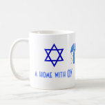 Mug Noël et Hanoukka d'humour de vacances<br><div class="desc">Une tasse mignonne de vacances avec un sens de l'humour rend un cadeau d'amusement pour des maisons combinant des fois - juif et chrétien, Hanoukka et Noël. Le côté d'étoile de David dit qu'une maison avec OY et le côté du père noël indique une maison avec JOIE. Les paquets enveloppés...</div>