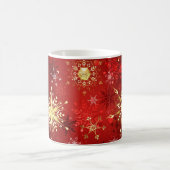 Mug Noël Golden Snowflakes sur Arrière - plan rouge (Centre)