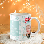 Mug Noël meilleure grand-mère bell bleu snowflacon pho<br><div class="desc">Noël neige bleu glace motif,  meilleure grand-mère jamais! Avec cloche forme 2 photo superposition Toutes les couleurs sont modifiables.</div>